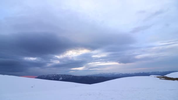 Verbazingwekkende Tijd Verstrijken Met Wolken Passeren Boven Bergtoppen Tijdens Winter — Stockvideo