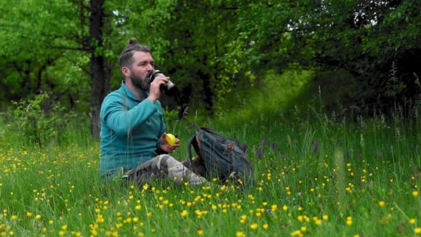 Een Wandelaar Drinkt Water Bereidt Zich Voor Natuur Het Voorjaar — Stockvideo