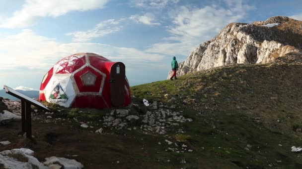 Escursionista Che Cammina Sulle Cime Una Montagna Vicino Rifugiato — Video Stock