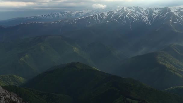 Tolle Berglandschaft Mit Sonnenstrahlen Und Wolken Vom Gipfel — Stockvideo