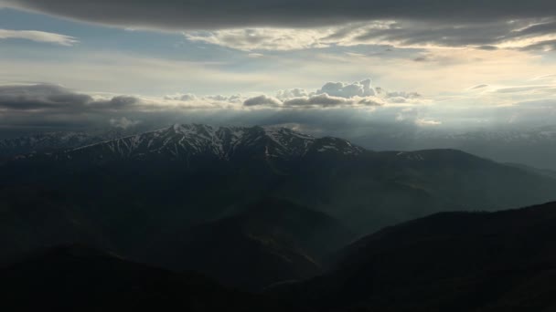 Úžasná Horská Krajina Slunečními Paprsky Mraky Vrcholu — Stock video