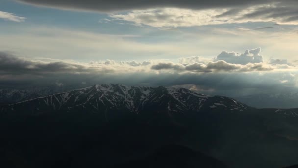 Csodálatos Hegyi Táj Napsugarakkal Felhőkkel Csúcsról — Stock videók