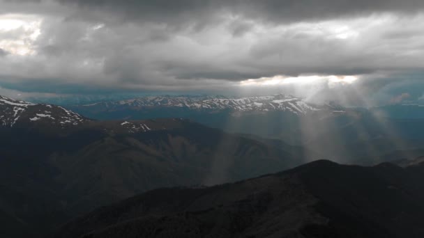 Paisagem Montanha Incrível Com Raios Sol Nuvens Cume — Vídeo de Stock