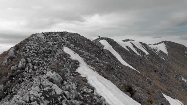 Hiker Walking Rocky Mountain Summit Cloudy Day — ストック動画