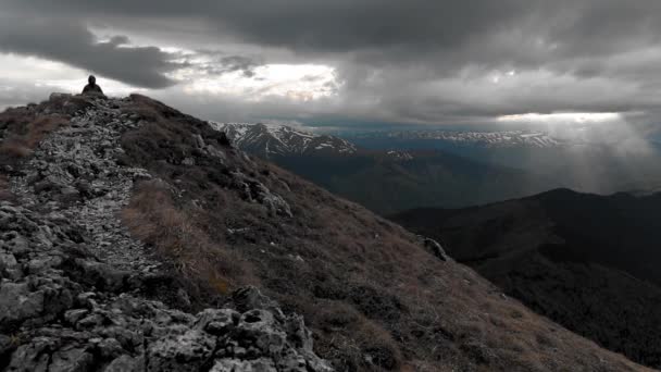 Πεζοπόρος Περπατά Στην Κορυφή Του Βουνού Ηλιαχτίδες Στο Παρασκήνιο Μια — Αρχείο Βίντεο