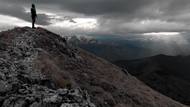 Senderista Admirar Los Rayos Sol Cumbre Montaña — Vídeos de Stock