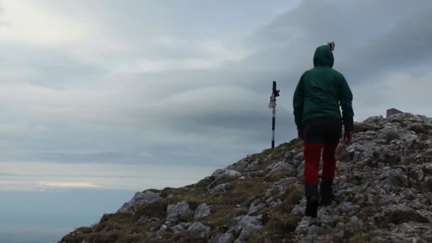 Пеший Турист Идущий Скалистым Горным Вершинам Большой Высоте — стоковое видео