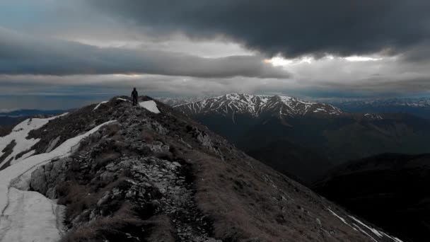 Hiker Walking Rocky Mountain Peaks High Altitude — Stok video