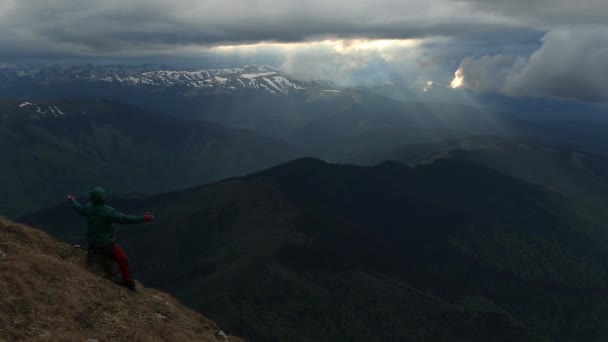 Vandrare Beundrar Solstrålarna Från Bergstoppen — Stockvideo