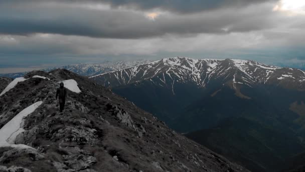 Hiker Walking Rocky Mountain Peaks High Altitude — 图库视频影像