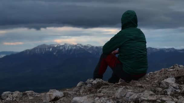 Hiker Admire Sunbeams Mountain Summit — Stock Video