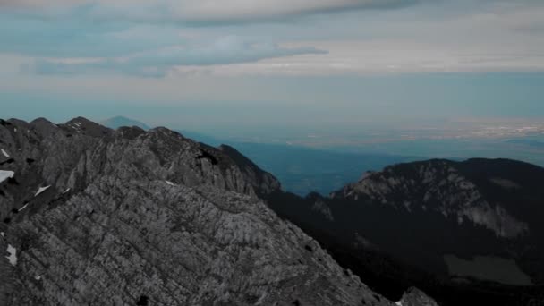 Zirveden Gelen Güneş Işığı Bulutlarla Inanılmaz Bir Dağ Manzarası — Stok video