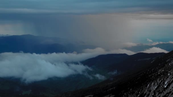 Zirveden Gelen Güneş Işığı Bulutlarla Inanılmaz Bir Dağ Manzarası — Stok video