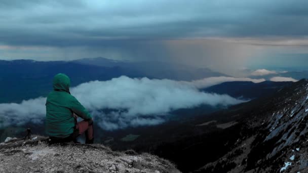 Caminante Pie Cima Montaña Viendo Una Tormenta — Vídeos de Stock