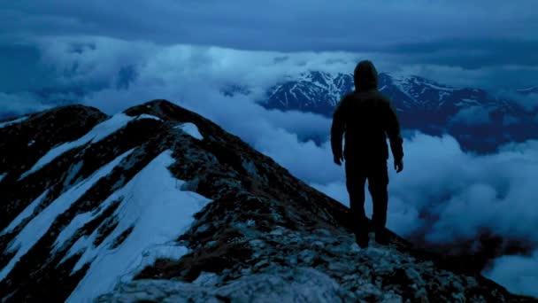 Hiker Walking Rocky Mountain Peaks High Altitude — Vídeos de Stock