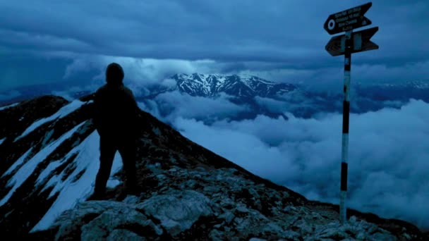 Hiker Walking Rocky Mountain Peaks High Altitude — Stok video