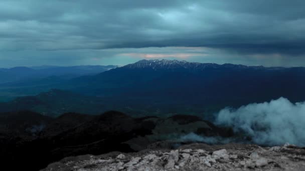 Burzliwe Chmury Przelatujące Nad Szczytami Gór Czasie Upływają — Wideo stockowe