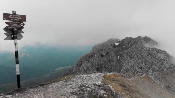 Segnali Orientamento Cima Alla Montagna Una Giornata Nebbiosa — Video Stock