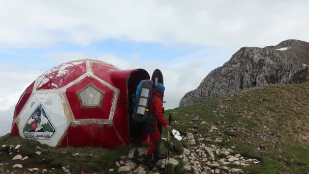 Excursionista Caminando Sobre Picos Montaña Cerca Refugiado — Vídeos de Stock