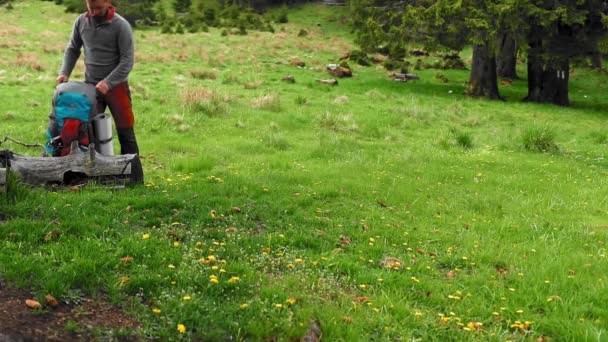 Caminante Busca Mapa Montaña Mochila — Vídeos de Stock