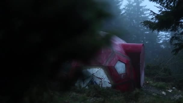 云雾弥漫的清晨 松林中的老山舍 — 图库视频影像