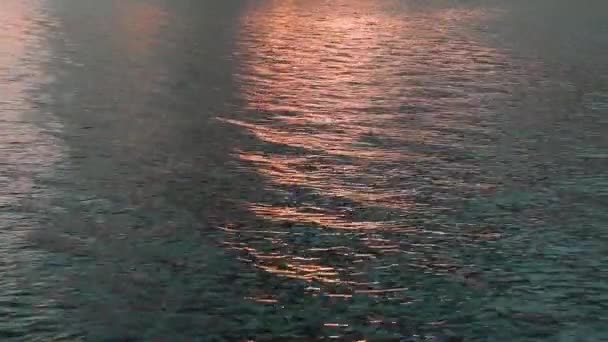 Ondas Coloridas Superfície Lago Durante Pôr Sol — Vídeo de Stock