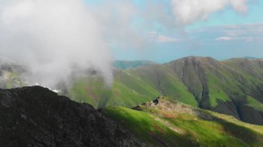 Bulutları geçen şaşırtıcı dağ manzarası