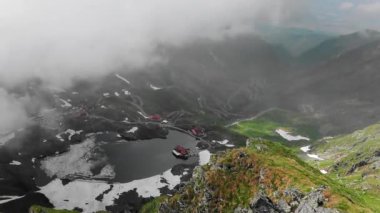 Sisli bir günde inanılmaz dağ yolu ve kulübe.
