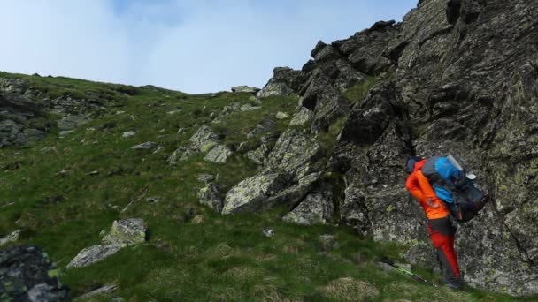 Hiker Walking Alone Mountain Summer Time High Altitude — Stock Video