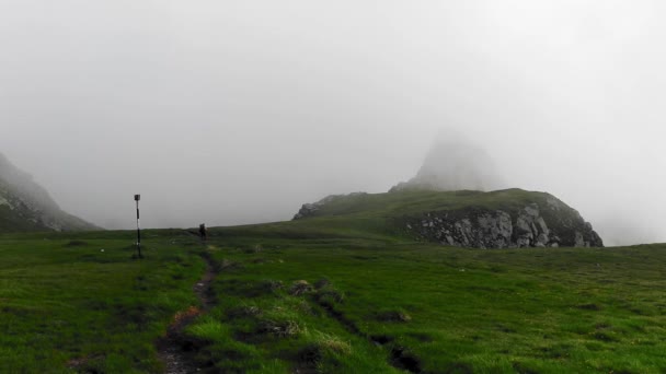 Hiker Walking Mountain Fog Cliffs — Stock Video