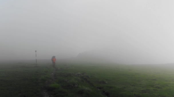 Escursionista Che Cammina Montagna Con Nebbia Scogliere — Video Stock