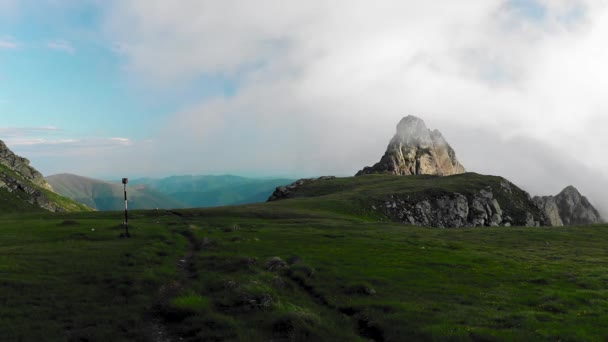 Fantastiskt Bergslandskap Med Moln Som Passerar — Stockvideo