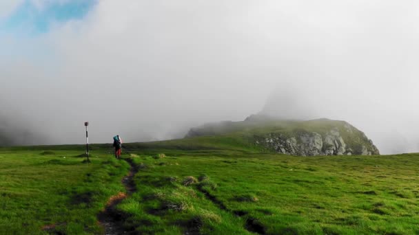 Hiker Walking Mountain Fog Cliffs — Stock Video