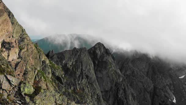 Montanhas Escarpadas Incríveis Com Nevoeiro Passando — Vídeo de Stock