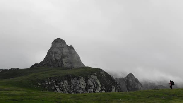 Senderista Solitario Caminando Una Montaña Escarpada Día Niebla — Vídeo de stock