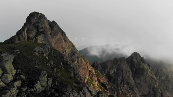霧が通り過ぎる素晴らしい険しい山 — ストック動画