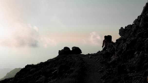 Silueta Excursionista Caminando Por Sendero Montaña Con Niebla — Vídeos de Stock