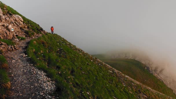 Senderista Caminando Por Sendero Montaña Una Noche Niebla — Vídeo de stock