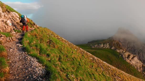 Senderista Caminando Por Sendero Montaña Una Noche Niebla — Vídeos de Stock