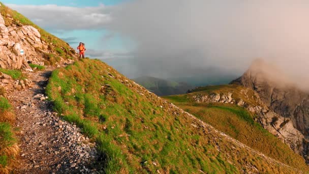 Passeggiata Escursionistica Sul Sentiero Montagna Una Serata Nebbiosa — Video Stock