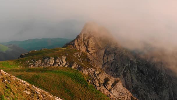 Paisagem Incrível Com Nuvens Passando Sobre Montanha Rochosa Durante Pôr — Vídeo de Stock