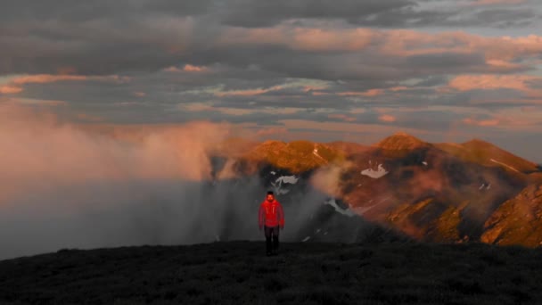 Senderista Solitario Camina Los Picos Montaña Durante Increíble Puesta Sol — Vídeo de stock