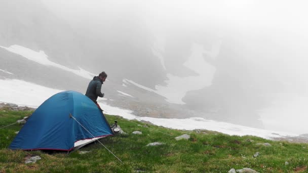 Caminante Carpa Azul Día Nublado Cerca Lago Glaciar — Vídeos de Stock