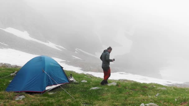 Caminante Carpa Azul Día Nublado Cerca Lago Glaciar — Vídeos de Stock