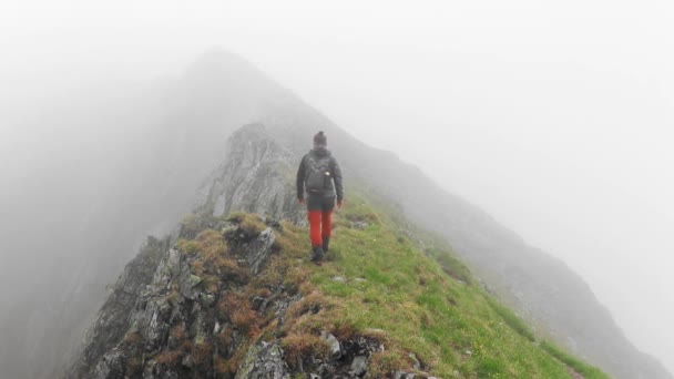 Impresionante Paisaje Con Excursionista Caminando Sobre Acantilados Montaña Con Niebla — Vídeo de stock