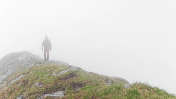 Fantastiskt Landskap Med Vandrare Som Vandrar Klippor Fjället Med Dimma — Stockvideo