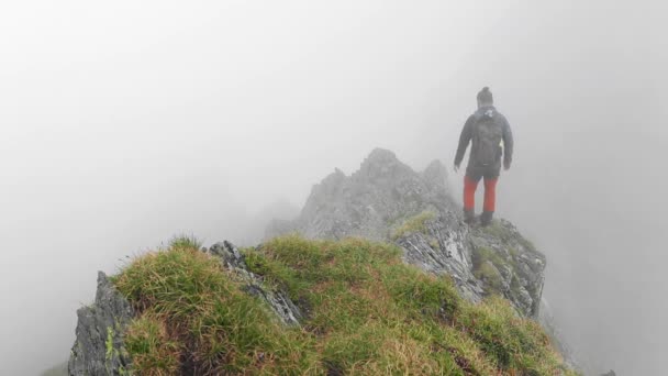 Impresionante Paisaje Con Excursionista Caminando Sobre Acantilados Montaña Con Niebla — Vídeos de Stock
