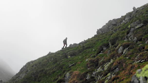 Paisagem Deslumbrante Com Caminhante Andando Falésias Montanha Com Nevoeiro — Vídeo de Stock