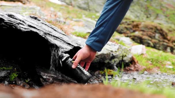 Een Wandelaar Neemt Water Een Fles Uit Bergstroom — Stockvideo