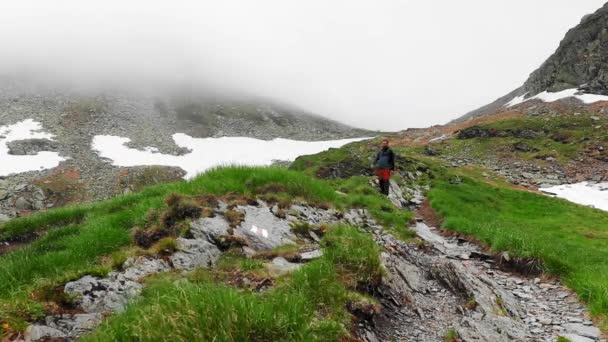 Caminhante Caminhando Sozinho Montanha Hora Verão Alta Altitude — Vídeo de Stock